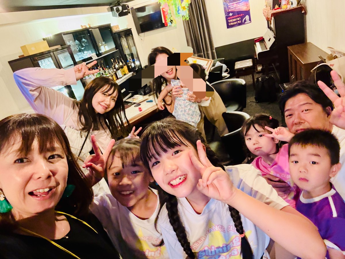 misaki_ebis's tweet photo. 同時期開催した親子スナックはこんな感じ🧸リズム天国をしたり、カラオケをしたり🎤お客さまがきたら「いらっしゃいませ」とおしぼりを出し、「お飲み物は何にしましょうか」と聞いてもらう。氷を入れたり、グラスをさげたり。最後は掃除機をかけて、ゴミを捨ててグラスを片付ける。お店やさんごっこ🌼 https://t.co/FPbImPtFoO