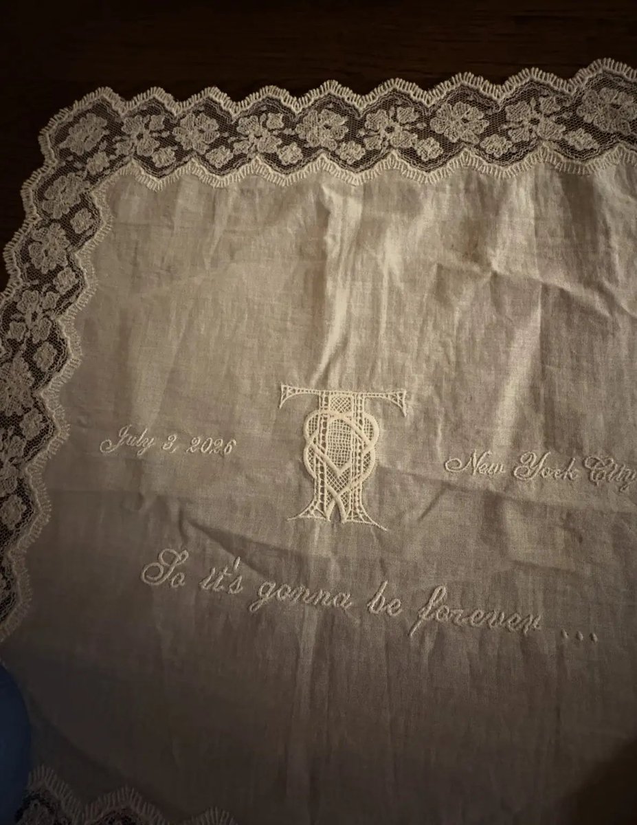 GilbertoBrenis's tweet photo. Los invitados recibieron un pañuelo bordado con las iniciales de los novios, la fecha, el lugar y la frase:
“Así que va a ser para siempre…” de la canción #BlankSpace de #TaylorSwift. https://t.co/qa0EYZqFok