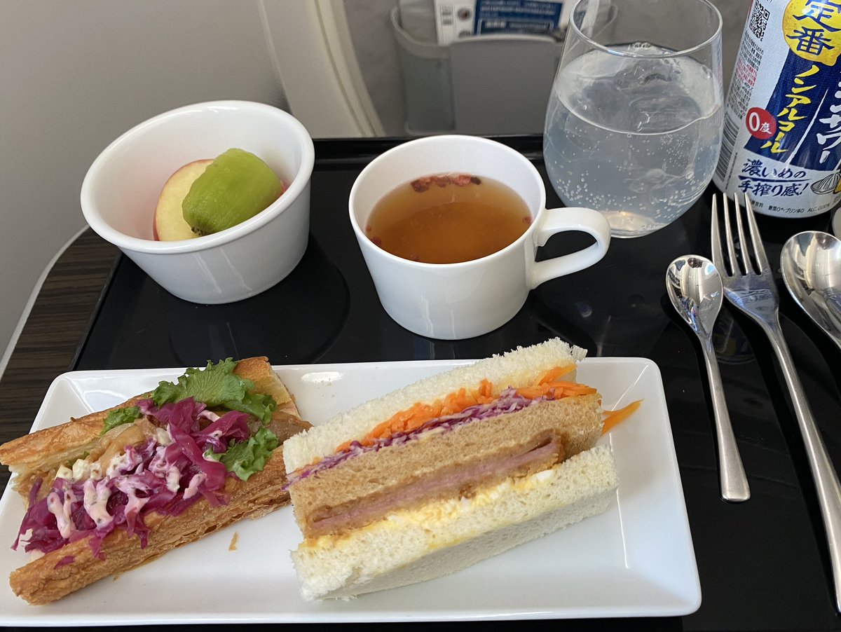 maoh_lab's tweet photo. 幹線は食器提供やから見栄えがええな https://t.co/bfyXSwr2ID