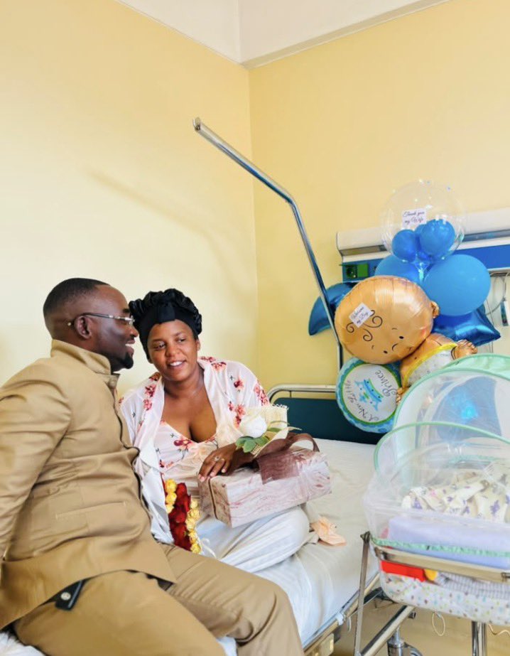 nkurunzizaherm2's tweet photo. 1/2.Là où j’ai pleuré,c’est là même que Dieu m’a redonné le sourire.
Après 9 ans de mariage,Dieu nous avait bénis en nous donnant un Bébé. Malheureusement,nous l’avons perdu.Un an plus tard,alors que nous célébrons nos 10 ans de mariage,Dieu nous a de nouveau comblés de Sa grâce. https://t.co/5kyJG1Ik6d