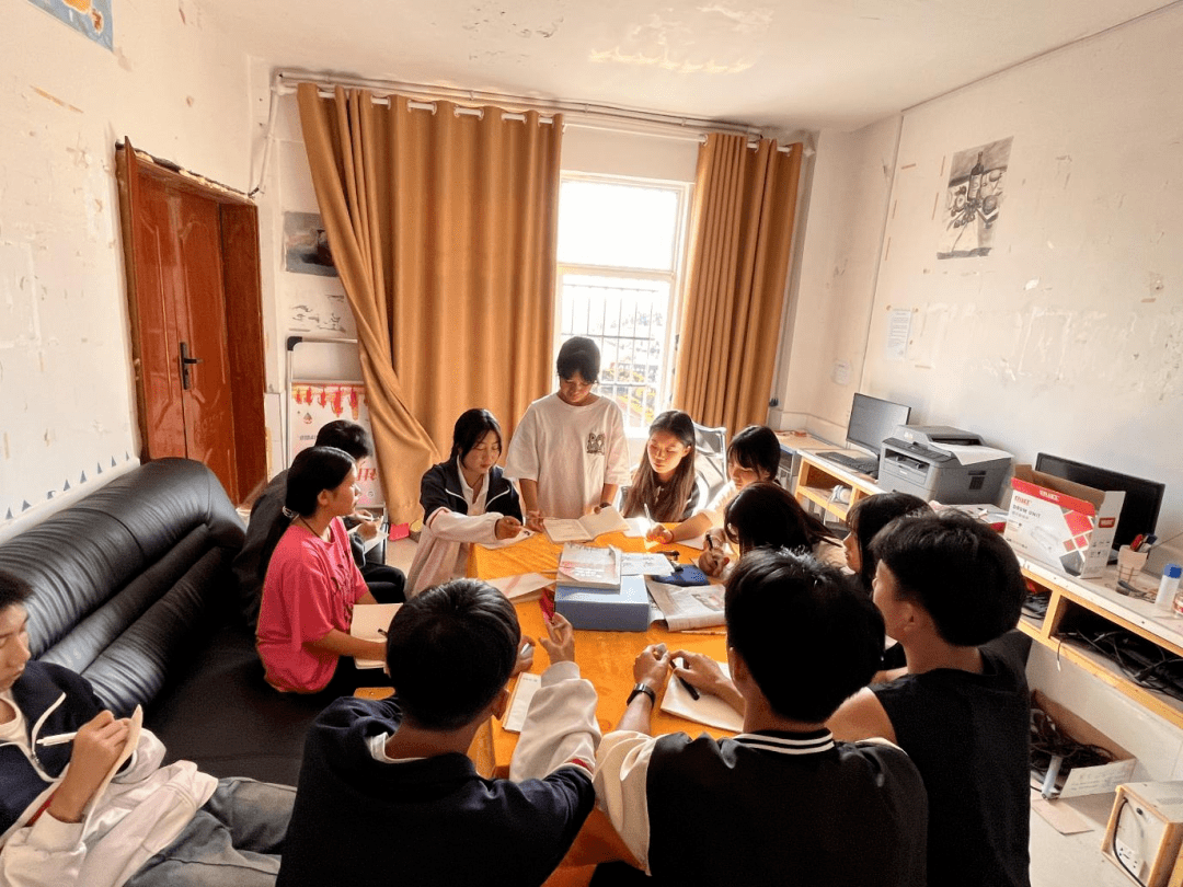 Amiki97's tweet photo. Great teamwork makes dream work! Our group just nailed the campus project with creative ideas and smooth collaboration , https://t.co/h2JTkN3vVf