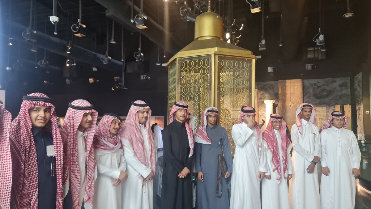 tanmya37's tweet photo. المشاركون في " الرحلة التعليمية الصيفية" في زيارة لمعرض عمارة الحرمين الشريفين  بمكة المكرمة والتي تأتي ضمن مشروع "البرامج القيمية " الذي نفذته جمعية #تنمية_ابوعريش بدعم من مؤسسة #الراجحي_الخيرية بهدف تعزيز القيم لدى المشاركين. https://t.co/LAnKmxP6mT