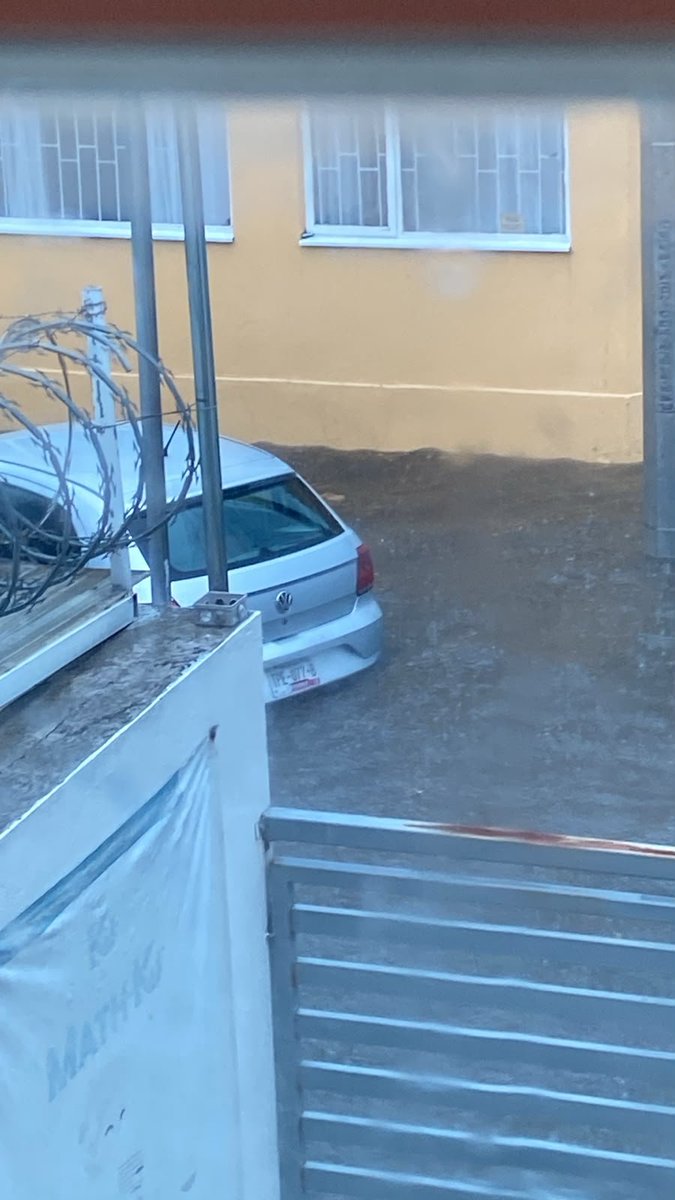 Leticia86071137's tweet photo. Urgente #SOAPAP #puebla #angelopolis
Solicitamos desazolve nuevamente de las coladeras y rejas pluviales de San Jose Vista Hermosa #SJVH  
Hay al menos 3 daños irreparables a autos de los vecinos, que ya no encendieron por inundación.
El agua hasta 50 CM en domicilios. https://t.co/CwCc92LZX2