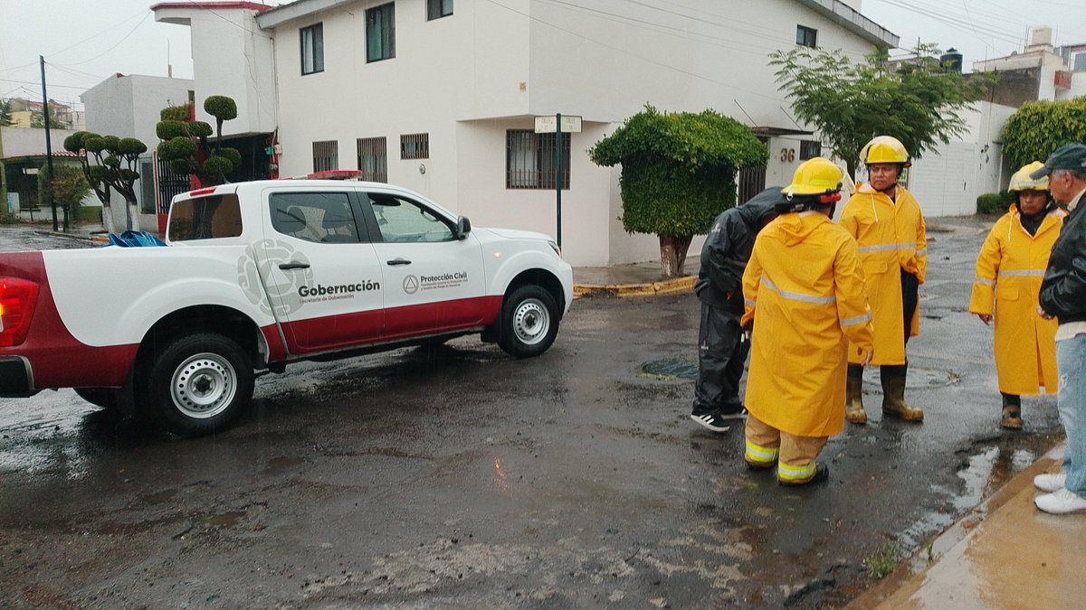 Leticia86071137's tweet photo. Urgente #SOAPAP #puebla #angelopolis
Solicitamos desazolve nuevamente de las coladeras y rejas pluviales de San Jose Vista Hermosa #SJVH  
Hay al menos 3 daños irreparables a autos de los vecinos, que ya no encendieron por inundación.
El agua hasta 50 CM en domicilios. https://t.co/CwCc92LZX2