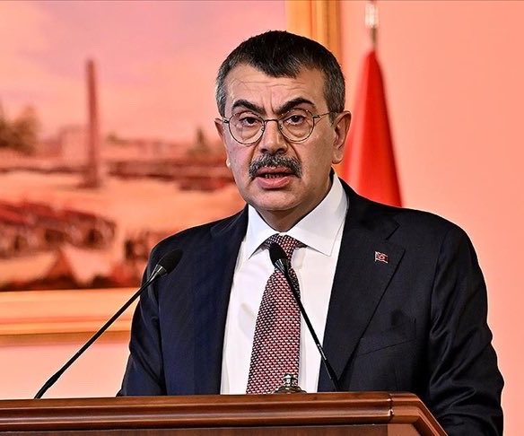 ajansoteki's tweet photo. Emekli Tuğgeneral Naim Babüroğlu’ndan Yusuf Tekin’e:

“Adı İstiklal Savaşı, Milli Mücadele değil.

•Dünyanın en haklı, en meşru, en kutsal savaşlarından biridir, ‘Türk İstiklal Savaşı’

•1919-1922'de Trakya ve Anadolu'daki işgaller ve buna karşı yürütülen mücadelenin savaş tarihindeki adı ‘savaş’tır.

•‘Savaş’a mücadele demek, vatandan milletten başka sevgili tanımayan o kahraman kuşağı değersizleştirmek  demek. 

•Yunanlar, yenilgiye ‘Felaket’ dediler. 6 devlet adamını kurşuna dizdiler. 130 binden fazla zayiat verdiler. Bunun adı savaştır, mücadele değil.

•‘İstiklal Savaşı’ yerine, ‘Milli Mücadele’ demek, tarihi küçümsemek, savaş tarihini reddetmek demek.

•İngiliz, Fransız, Yunan ve Ermenilere karşı bir savaş verilmiştir. Ayrıca, işgalcilerle işbirliği yapan isyancılara karşı da savaş verilmiştir. 

•‘İstiklal Savaşı’na ‘Milli Mücadele’ demek, çok cephede yürütülen savaşı tarif edemez. Bu mantıkla, tarihte ‘savaş’ bulmak mümkün olmaz.

•Genelkurmay Başkanı Fevzi Paşa (Çakmak) 30 Aralık 1925'te başbakanlıktan, kazandıkları savaşa net bir isim verilmesini talep etti. Başbakan İsmet Paşa, 6 Ocak 1926'da ‘İstiklal Harbi’ olarak net cevap verdi. 

•Tarihi yazanlar ve anlatanlar, tarihe sadık kalmak zorundadır. Tarihi yapanlara saygılı olmak zorundadır.

‘Vefa imandan gelir.’