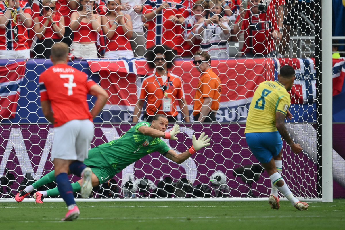 OptaJean's tweet photo. 5 - Le Brésil lors de ses 10 derniers penalties/tirs au but en Coupe du Monde :

❌ Willian
⚽️ Marcelo
🧤 Hulk
⚽️ Neymar
⚽️ Neymar
🧤 Rodrygo
⚽️ Casemiro
⚽️ Pedro
❌ Marquinhos
🧤 Guimarães

Imprécis. #BRENOR #FIFAWorldCup https://t.co/TQmG7WpVZj