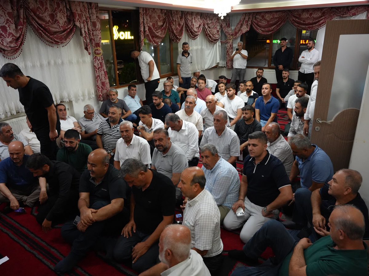 AhmetAYDIN_02's tweet photo. Adıyaman’ımızın Kahta ilçesinde, kutsal topraklardan dönen önceki dönem AK Parti Kahta İlçe Başkanımız Bedir Yeni’yi ziyaret ederek hac ibadetini tebrik ettik, ibadetlerinin ve dualarının kabul olmasını temenni ettik.

Ziyaretimiz vesilesiyle kıymetli hemşehrilerimizle de bir araya gelerek hasbihal ettik; talep, öneri ve beklentilerini dinledik, samimi sohbetlerine ortak olduk.

Milletimizle gönül bağımızı her geçen gün daha da güçlendiriyor; hemşehrilerimizle gönül gönüle, omuz omuza yürümeye devam ediyoruz. Rabbim birlik ve beraberliğimizi daim eylesin.