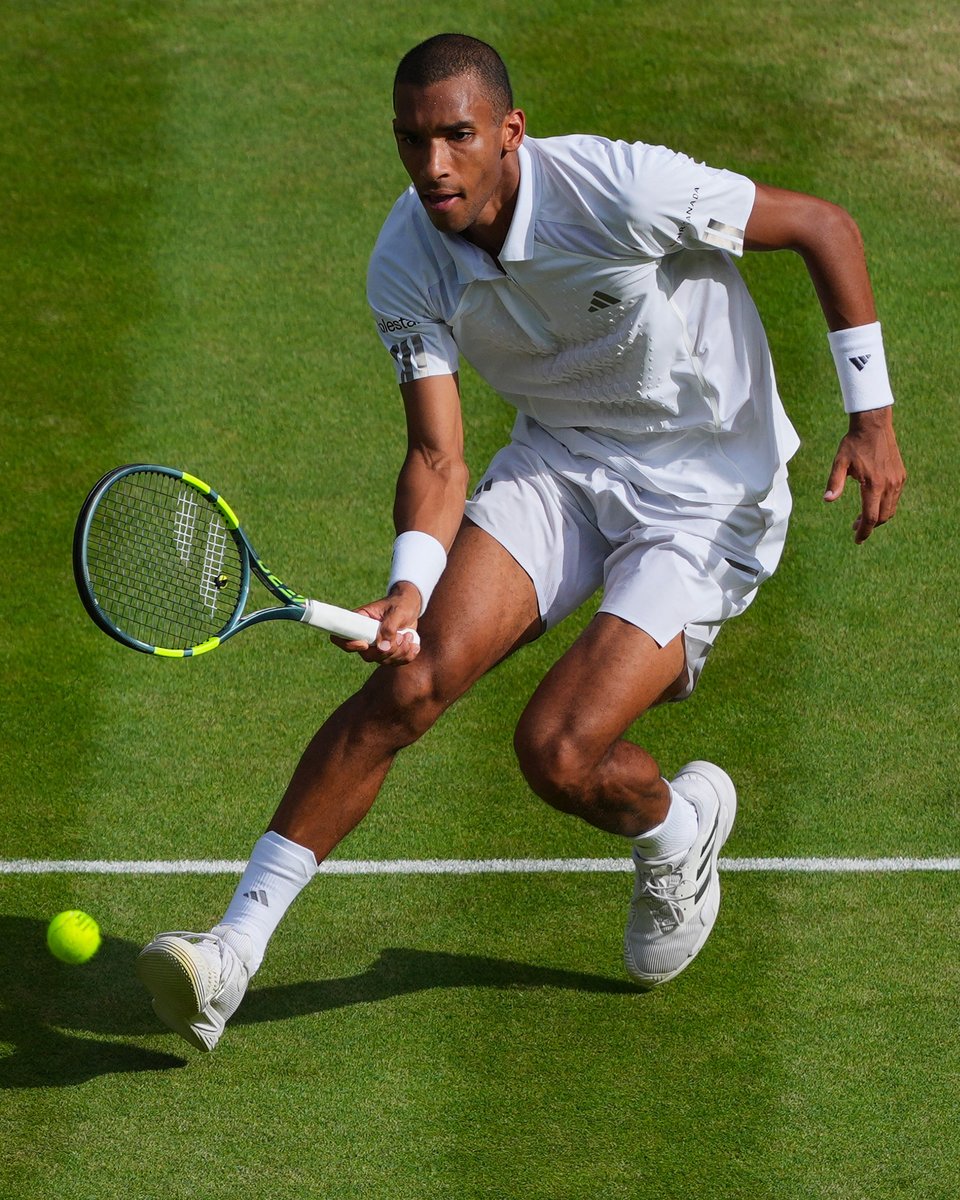 Equipe_Canada's tweet photo. FAA en quarts de finale! 🇨🇦

@felixtennis a eu besoin de cinq manches pour vaincre l’Espagnol Alejandro Davidovich Fokina (6-7(4), 7-6(6), 6-3, 6-7(2), 6-1) et affrontera maintenant le Serbe Novak Djokovic pour une place dans le carré d’as de Wimbledon 🎾 https://t.co/GQbg2lqjDW