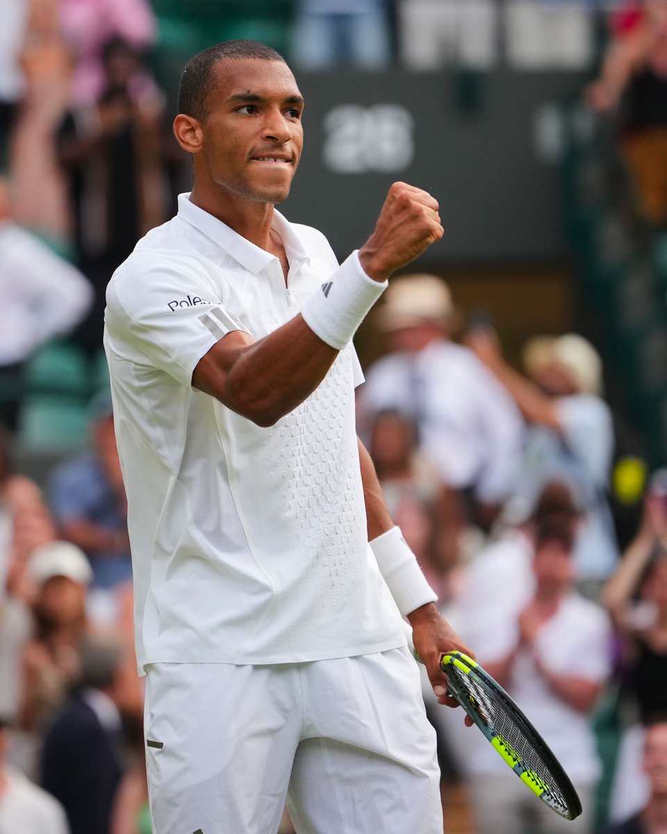 Equipe_Canada's tweet photo. FAA en quarts de finale! 🇨🇦

@felixtennis a eu besoin de cinq manches pour vaincre l’Espagnol Alejandro Davidovich Fokina (6-7(4), 7-6(6), 6-3, 6-7(2), 6-1) et affrontera maintenant le Serbe Novak Djokovic pour une place dans le carré d’as de Wimbledon 🎾 https://t.co/GQbg2lqjDW