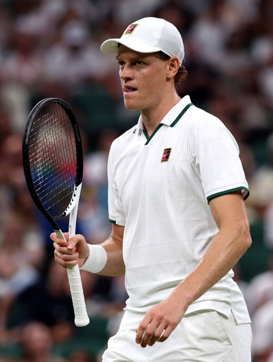 JannikSinner_Up's tweet photo. R4 at #Wimbledon ✅️     

#Sinner defeats #Mochizuki 🇯🇵6-3 7-6 6-3

- 11th consecutive Win in Wimbledon 

Into the next one, Forza 🦊🫡

QF vs. #Struff 🇩🇪 

#JanTheFox CCCLXII https://t.co/HpsrYPVwOC