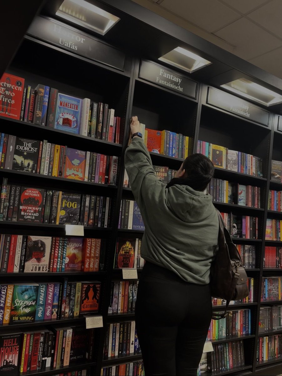 abireadsx's tweet photo. #booktwt 

hello hello i’m new to booktwt and looking for moots!! 

— abi, 23
— dark/cont. romance | fantasy | thrillers | anything smutty hehe 
— mdni pls!! 18+ 
— yapping about the books i read https://t.co/HpRwbt6Sgl