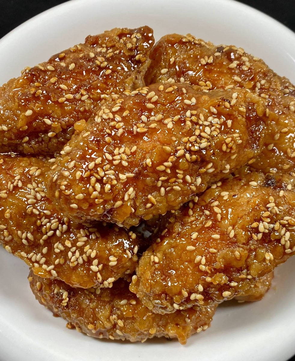 AaronMartisupf's tweet photo. Just had the BEST honey butter fried chicken in town at that hidden spot on Maple St. Crispy, juicy, and that sweet-savory glaze Chef’s kiss 10/10 would come back this weekend! https://t.co/J5NawMx7S6