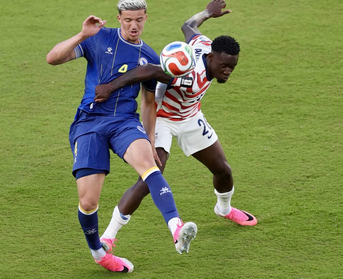 theluisribeiro's tweet photo. O Balogun, o melhor jogador dos EUA, foi expulso por quase arrancar o pé a um adversário.
A Casa Branca falou com a FIFA.
A FIFA anulou a suspensão do jogador americano.
Trump agradeceu à FIFA.
Este Mundial perdeu a pouca credibilidade que ainda tinha. https://t.co/AzUA26OETH