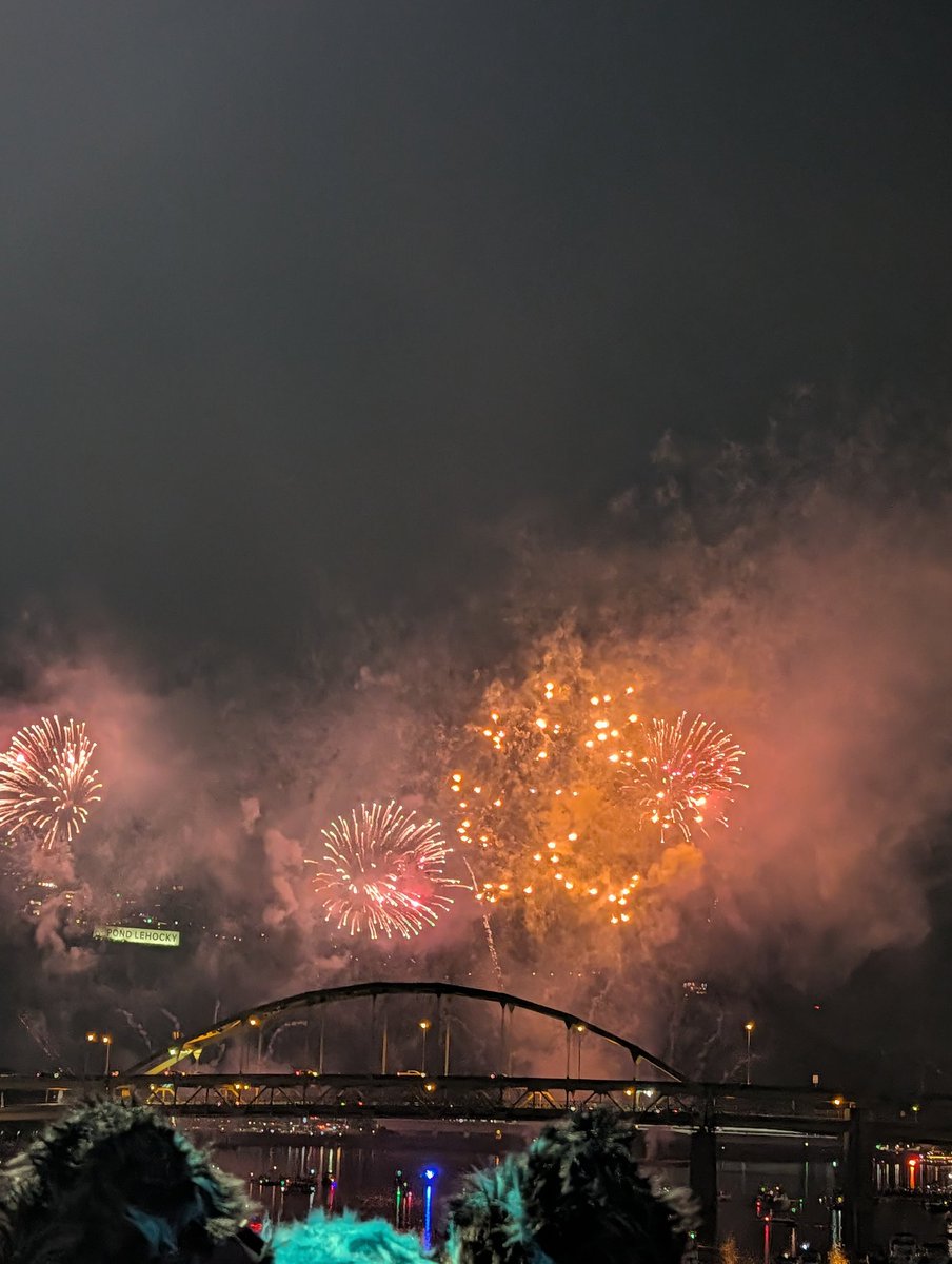 visionmandala's tweet photo. #pittsburgh #fireworks #nosmoke #beforethesmoke #usa #america #nofilter #250 #nofilter #photography https://t.co/vOymuT5aAJ