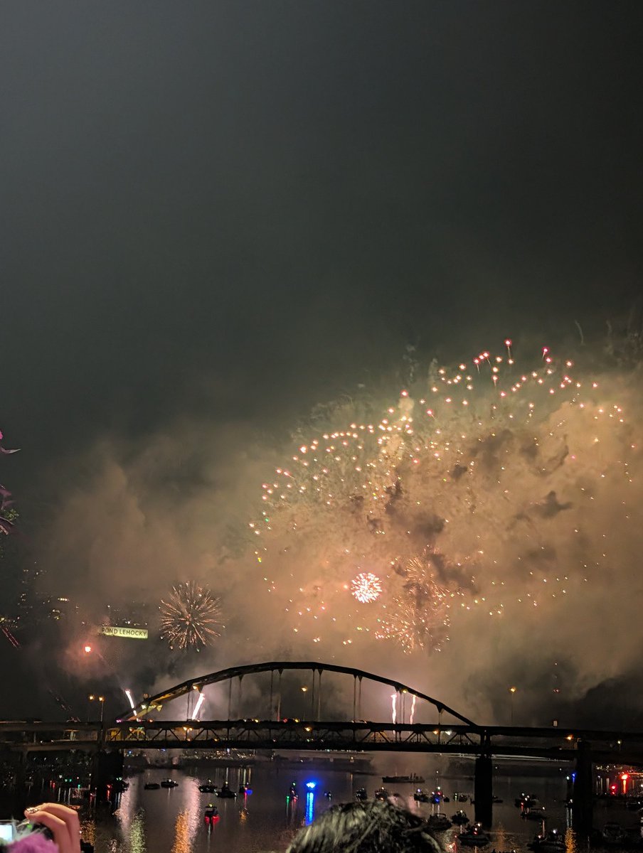 visionmandala's tweet photo. #pittsburgh #fireworks #nosmoke #beforethesmoke #usa #america #nofilter #250 #nofilter #photography https://t.co/vOymuT5aAJ