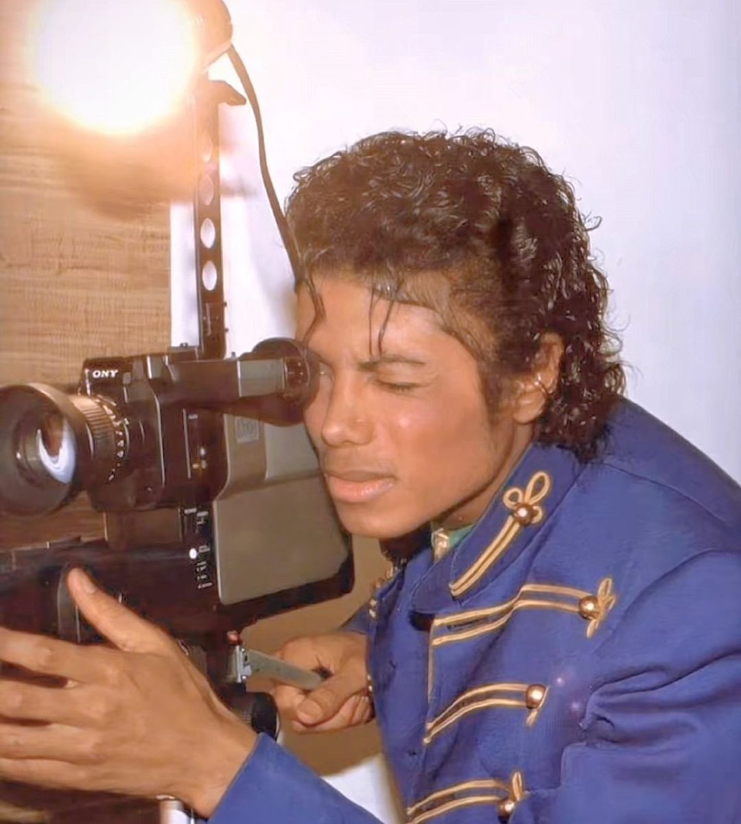 applhds's tweet photo. i like to think they met each other during the 80s and became big friends during the 90s, plus louis photographs mj occasionally + helps him with filming his music videos!!! i love my vampire best friends! https://t.co/kxNGJPMfZE