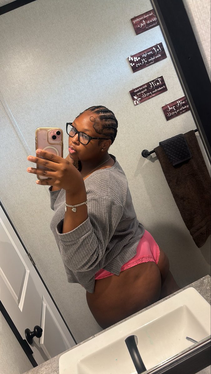 Jaestallionn's tweet photo. cute face , fat ass 😋😋 https://t.co/mLONBHlnTI