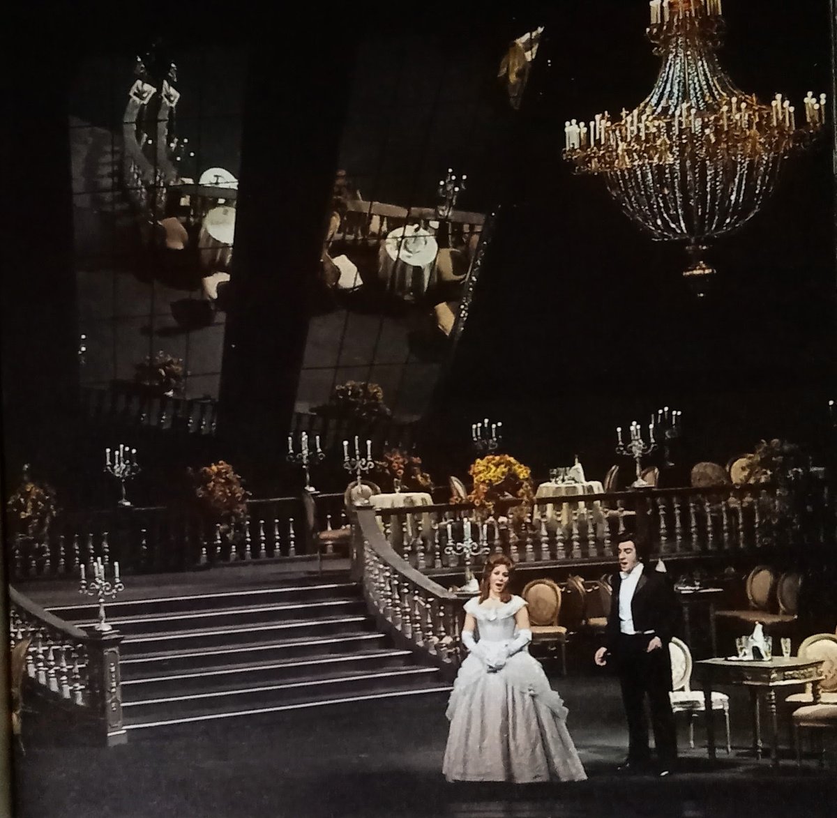 TassulaBaltzi's tweet photo. #Italie und die #Opera. Der Geburtsort der Opera war #Florenz. Die Väter einige #hochkultivierte Renaissancemenschen , #Dichter
#Gelehrte ,#Musiker , #Kunstliebhaber ,die davon träumten , für ihre Zeit die seit bald zweitausend Jahren versteinerte #griechische #Tragödie zu neuem Leben zu erwecken. Die Versammlungen dieser << #Camarata #fiorentina<< fanden in den neunziger Jahren des 16. Jahrhunderts ihren Höhepunkt. Das erste Opernwerk dürfte #Dafne gewesen sein . Die Aufführung im Palaste des Grafen Bandi zu Florenz fand im Jahre 1594 statt. Leider ging die Partitur verloren. Das erste erhaltene Werk des neuen Genres ist die 1600 am gleichen Ort uraufgeführte #Euridike . Es ist begreiflich ,dass die ersten Opern durchwegs #klassische,vor allem #griechische,
#mythologische Stoffe behandeln; ging es ja ,darum ,die #antike
#Tragödie zu erneuern. Noch viele Jahre lang wird die Oper keine anderen Stoffe als diese kennen. Die #Oper ist ein #italienisches Gewächs. Gewiss,sehr bald zeigen auch andere Völker Interesse an ihr , doch ziemlich lange Zeit hindurch wird dieses nur durch Gastspiele #Italienischer Opertruppen befriedigt werden können . Bild : von La Traviata Staatsoper Hamburg.