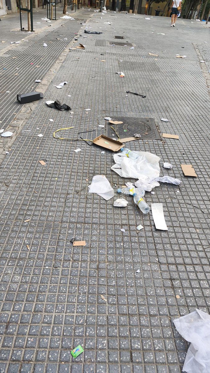 salinero2000's tweet photo. Alguien ha decidido que hoy los vecinos de El Rastro no merecemos que se limpie nuestra zona al terminar. Así está Ribera de Curtidores pasadas las 21:30h y así amanecerá mañana. Gracias por este nuevo desprecio a los vecinos, @madrid @Lineamadrid https://t.co/F86MeJ9luU