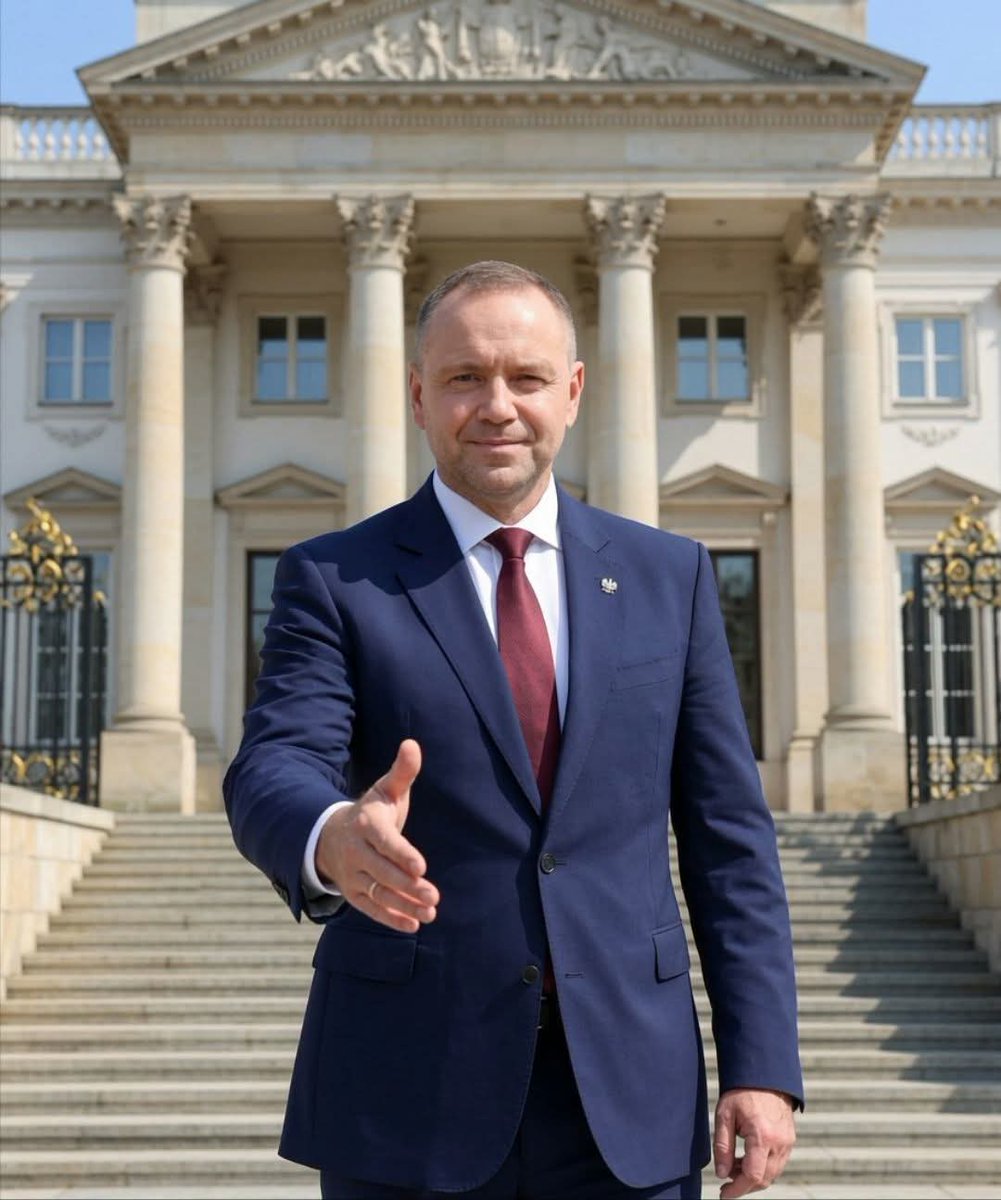 NicoEnzooo's tweet photo. Podasz rękę Prezydentowi RP Karolowi Nawrockiemu? 🤝 Tak, ...🤝 https://t.co/bitVmiEZ5X