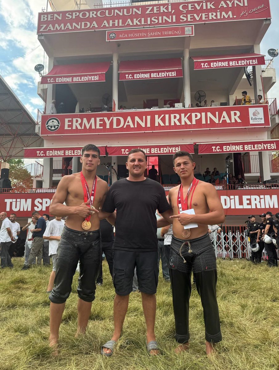 DemreAkParti's tweet photo. 665. Tarihi Kırkpınar Yağlı Güreşleri’nde Deste Orta Boy kategorisinde birincilik elde eden kardeşimiz Kerem Berk Akdağ ile Tozkoparan Boyunda üçüncülük elde eden kardeşimiz Yiğit Dulluç’u gönülden tebrik ediyoruz.

Ata sporumuz yağlı güreşte elde ettikleri bu kıymetli başarılarla ilçemize büyük bir gurur yaşatan kardeşlerimize başarılarının artarak devam etmesini temenni ediyoruz.

#YağlıGüreş #Kırkpınar