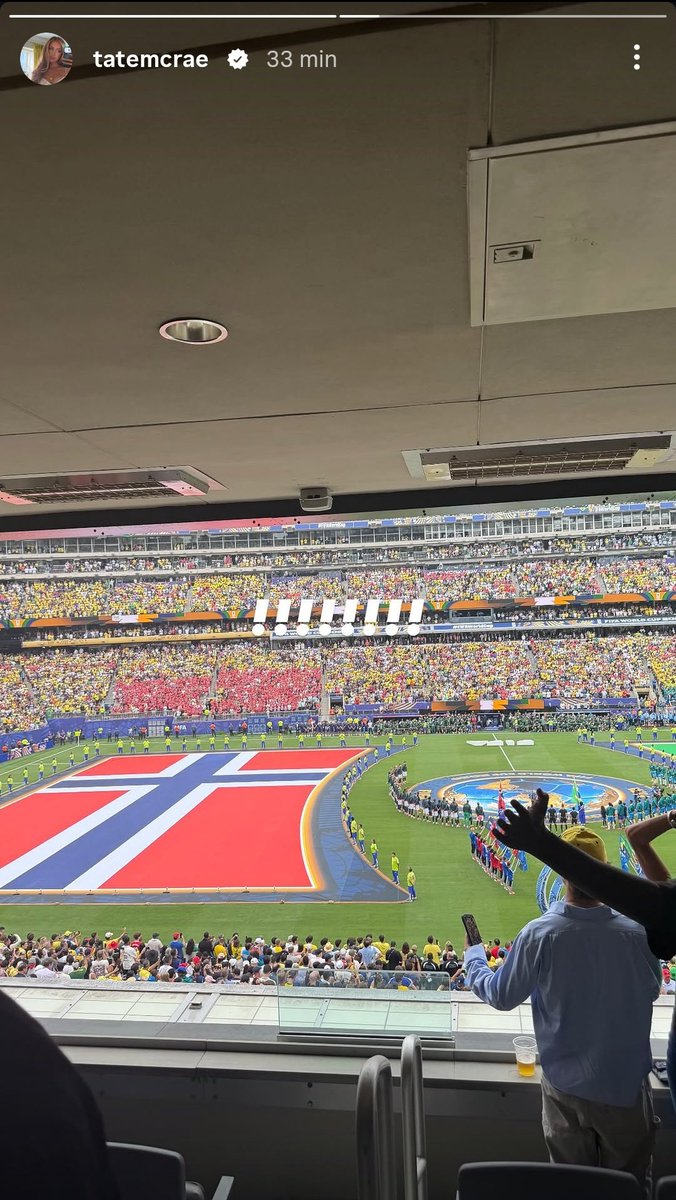 updatecultura's tweet photo. Tate McRae está presente no MetLife Stadium para a partida entre Brasil e Noruega. #FIFAWorldCup #BRAxNOR https://t.co/1TZ1xvOg6K