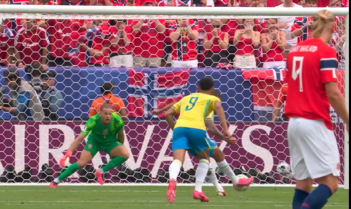 fott455's tweet photo. FIFA WORLD CUP 

NORWAY VS BRAZIL 

BRUNO MISSED PANALTY ❌️ https://t.co/2fmsL1eQt7