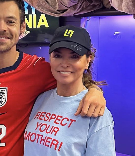 4landos's tweet photo. i’m sorry, is that shania twain….in an LN cap?????? https://t.co/ckGrDqEXc5