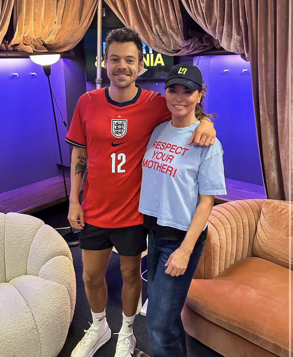 4landos's tweet photo. i’m sorry, is that shania twain….in an LN cap?????? https://t.co/ckGrDqEXc5