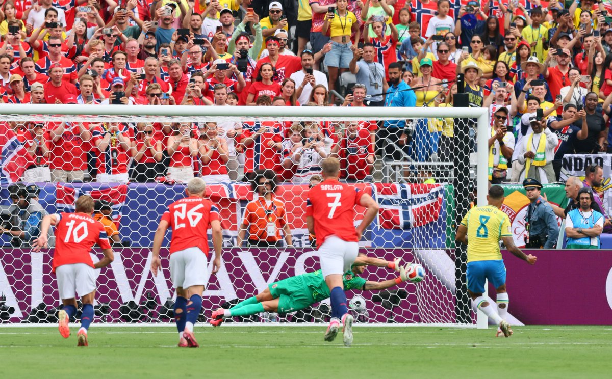 geglobo's tweet photo. Bruno Guimarães repete Zico e é o quarto jogador a perder pênalti pelo Brasil em Copa do Mundo ➡️ https://t.co/lc5UIS7Rd4

📷 Reuters https://t.co/eFIs72z5BC