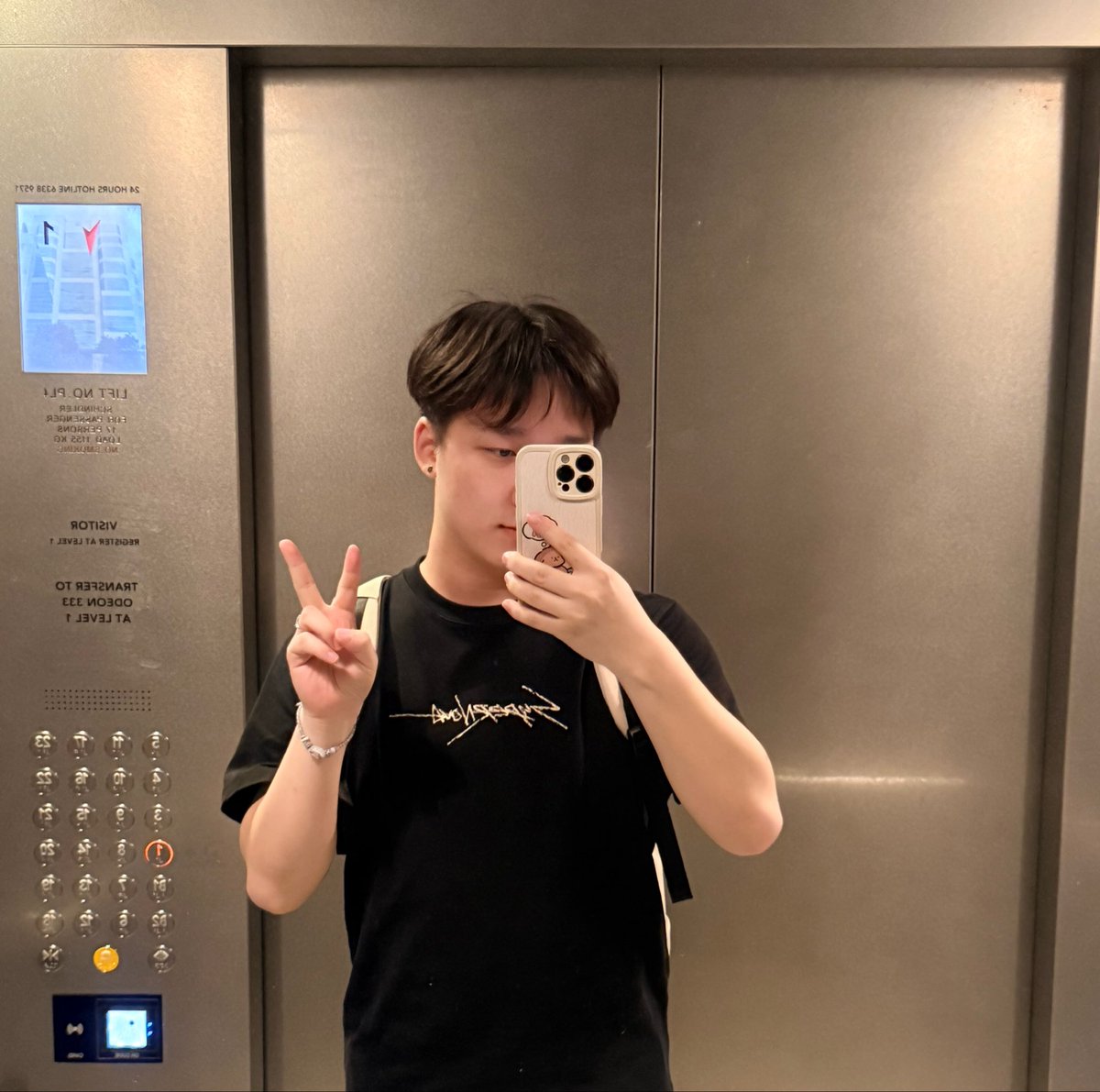 AfterGlowR4's tweet photo. 依旧剪刀手 https://t.co/ApaNM2D1iR