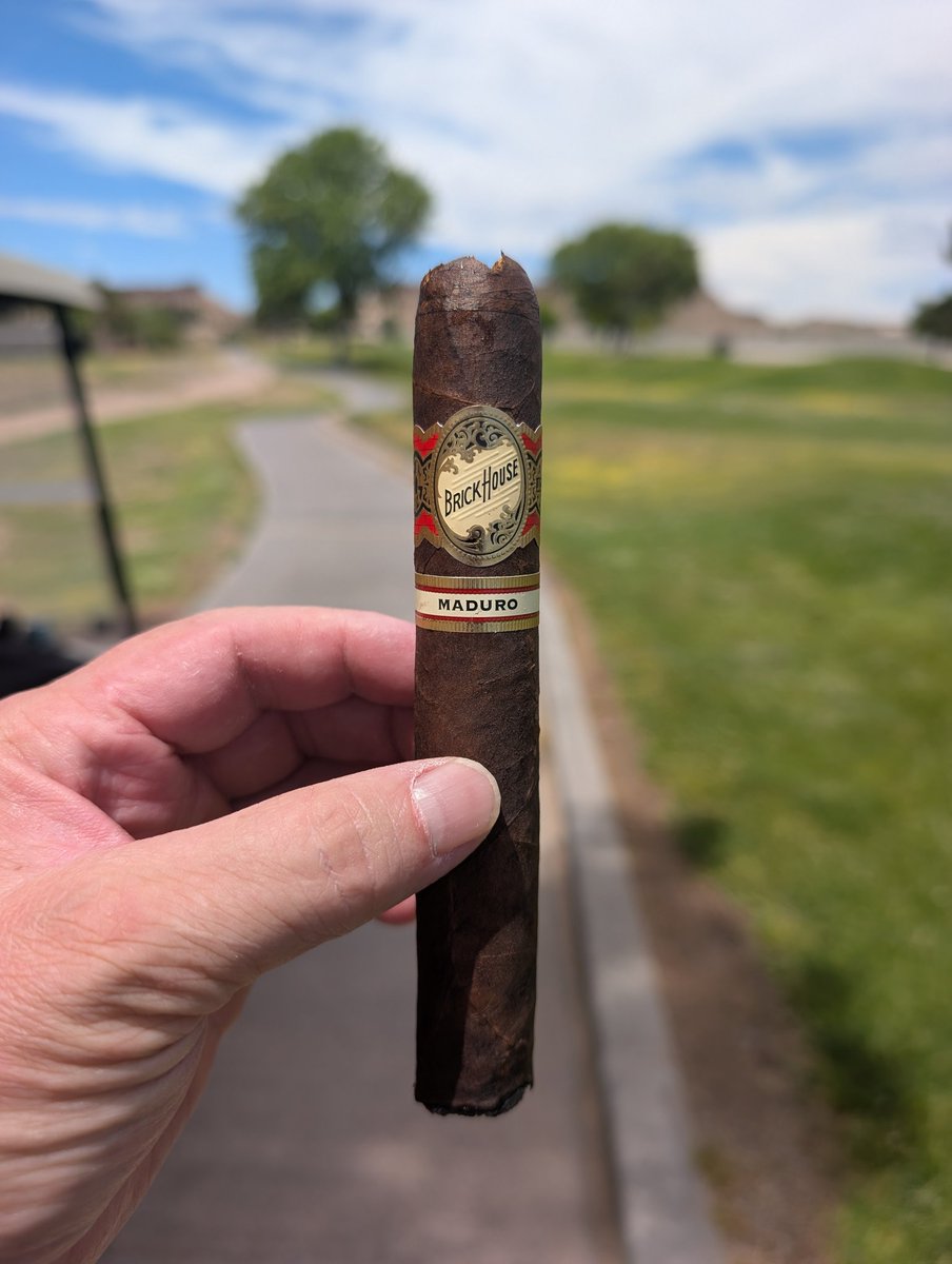 MichaelWes64191's tweet photo. brickhouse on the course. 1Eagle and 1 birdie so far. But I gave back. #cigarsonX https://t.co/YwWGmgpEdb