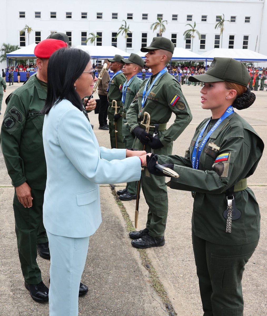 mippci_ven's tweet photo. #Galería 📸 | Presidenta (E) Delcy Rodríguez conmemora 215 años de la Independencia y lidera Graduación Conjunta a nuevos oficiales de la UMBV https://t.co/Tv1pf9GOul