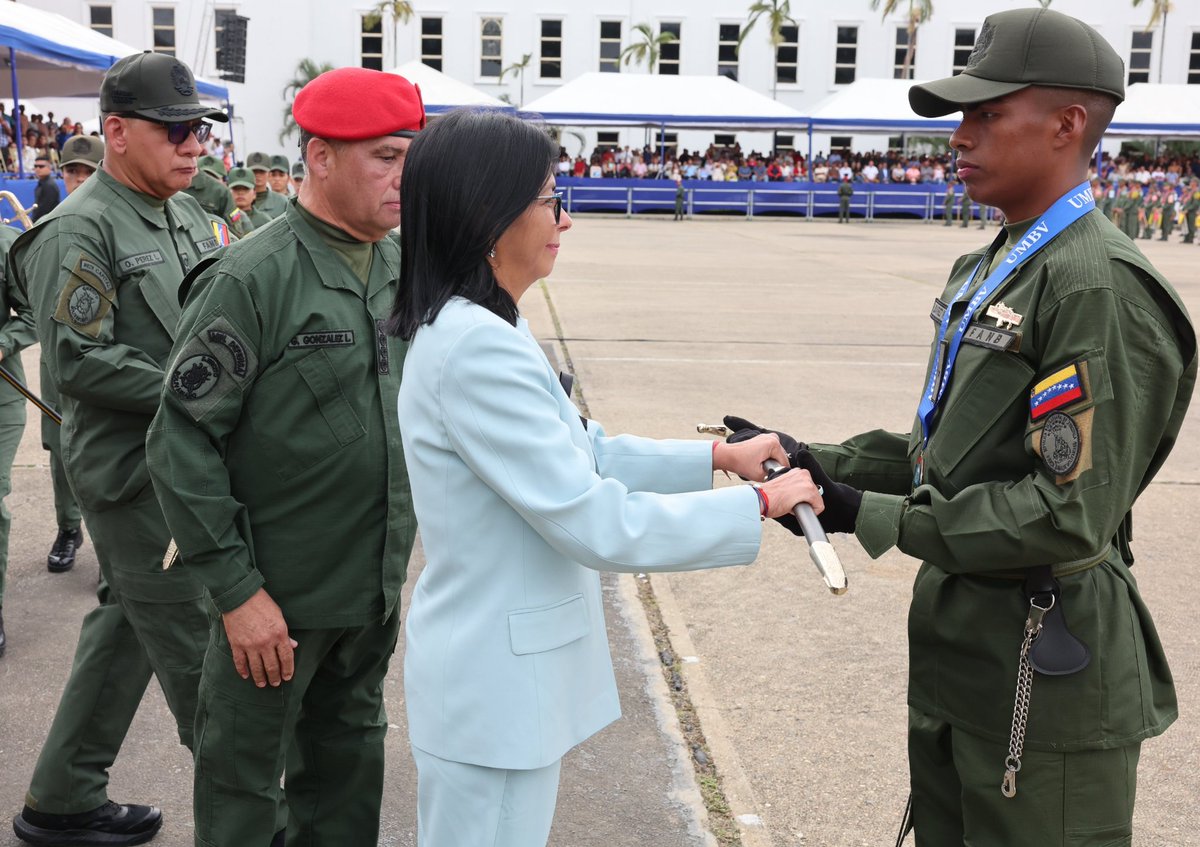 mippci_ven's tweet photo. #Galería 📸 | Presidenta (E) Delcy Rodríguez conmemora 215 años de la Independencia y lidera Graduación Conjunta a nuevos oficiales de la UMBV https://t.co/Tv1pf9GOul