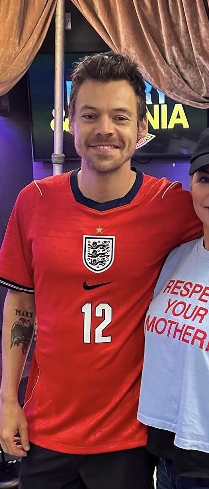 SiobhanAnne04's tweet photo. I don't even like football but I need them to win just for these two https://t.co/MPLD6110T3