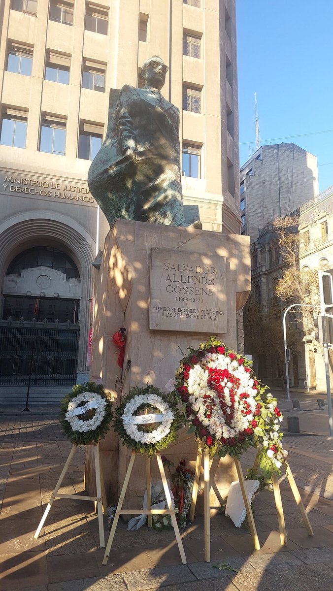 ConnectedBts's tweet photo. Me parece una total falta de respeto que hayan traído unas coronas de flores frente al monumento de Salvador Allende
Una cosa es protestar, pero otra cosa es muy distinta es faltar el respeto https://t.co/JvGXWwhJXN
