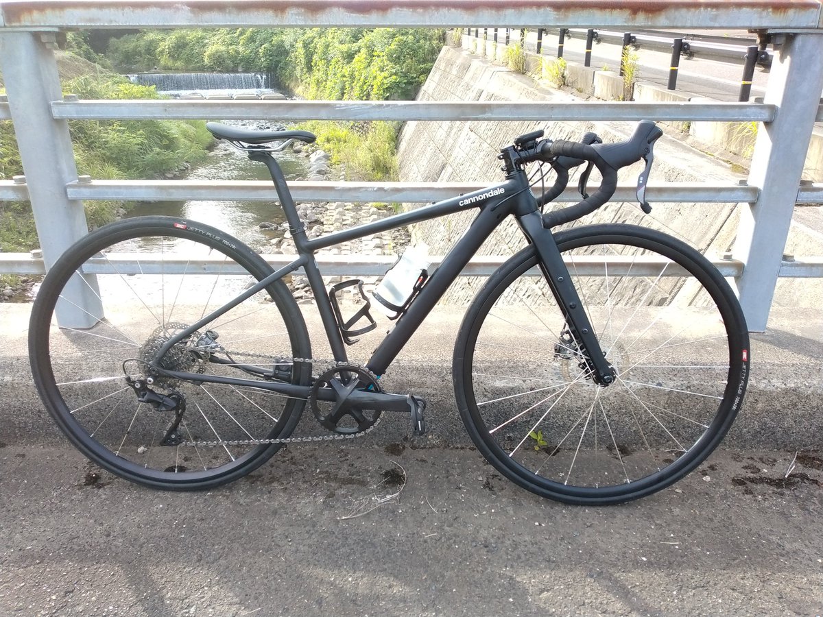 kakko_ho's tweet photo. 昨日のヒルクライムの写真を見て｢前傾が弱い｣と感じたので去年のこの時期とのバイクの比較。
これはハンドル周りを見直しか……。 https://t.co/580ir9UgZn