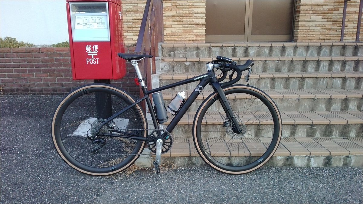 kakko_ho's tweet photo. 昨日のヒルクライムの写真を見て｢前傾が弱い｣と感じたので去年のこの時期とのバイクの比較。
これはハンドル周りを見直しか……。 https://t.co/580ir9UgZn