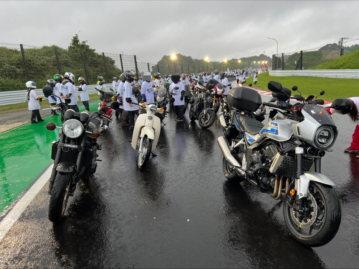 nakabikecamp's tweet photo. おはようございます。

先日の8耐前夜祭で行われた
"バイクであいたいパレード"
今年も先導させて頂きました🏍️
(今年はおニューのバイクCB1000F SE)

参加された皆さん お疲れ様でした😊 https://t.co/4Z1MVuWBGx