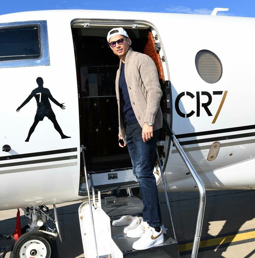 Tobs_fc's tweet photo. You were in an airplane and saw someone starring at you, then you automatically concluded that they are from Argentina. 

Messi has really destroyed his mental health. 😭 https://t.co/8bpT2FCk3L