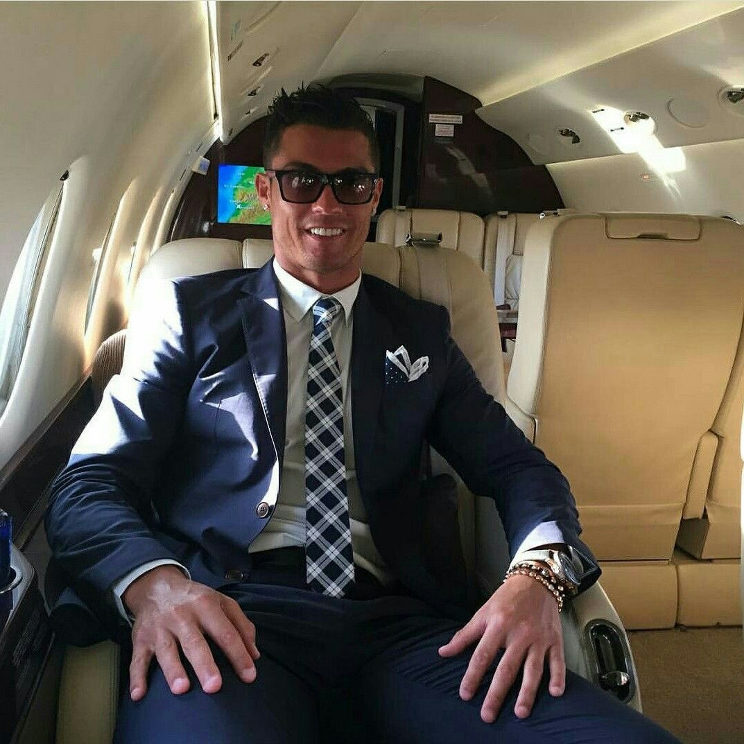 Tobs_fc's tweet photo. You were in an airplane and saw someone starring at you, then you automatically concluded that they are from Argentina. 

Messi has really destroyed his mental health. 😭 https://t.co/8bpT2FCk3L