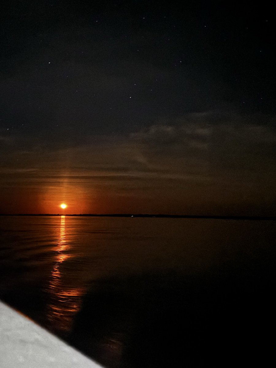 crvgabz's tweet photo. A lua ontem, 21h53 visto do Rio Amazonas. Foi lindo 😍. https://t.co/oBQoLJW0x8