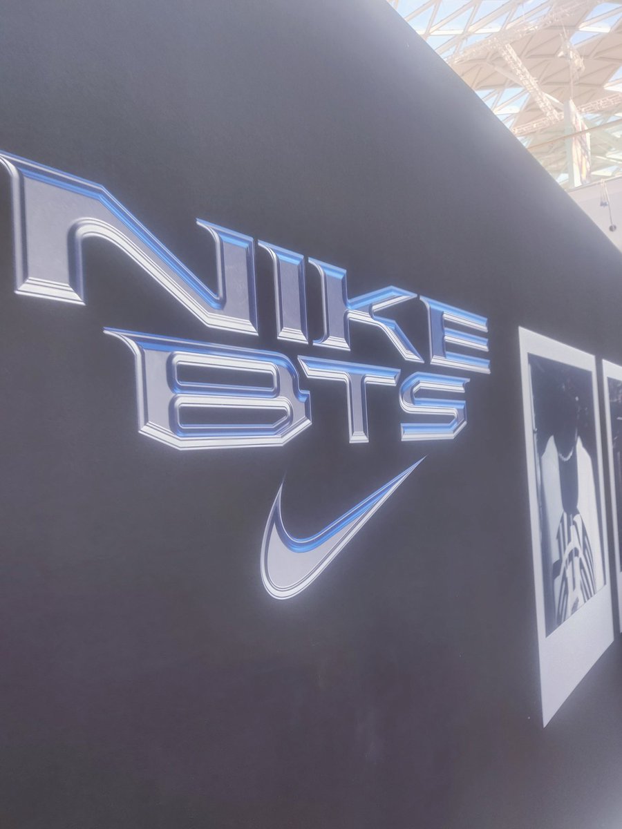 Thepurpleflash_'s tweet photo. Had a great day at Westfield London!
Got some BTSxNIKE stickers, a Jin photo card from the hmv store and an amazing Army at the Samsung store gave me freebies when she heard i didnt get tickets 🤘🏻 https://t.co/e0iOJty18U