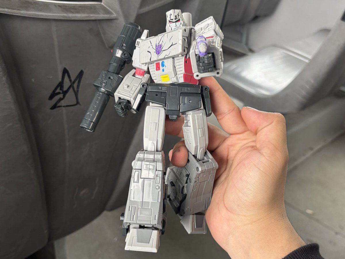 insomnioarchive's tweet photo. One Shall Fall

Megatron Studio Series 86 MTMTE Collection.

#transformers #transformerscollection https://t.co/Jnb5ViV7fh