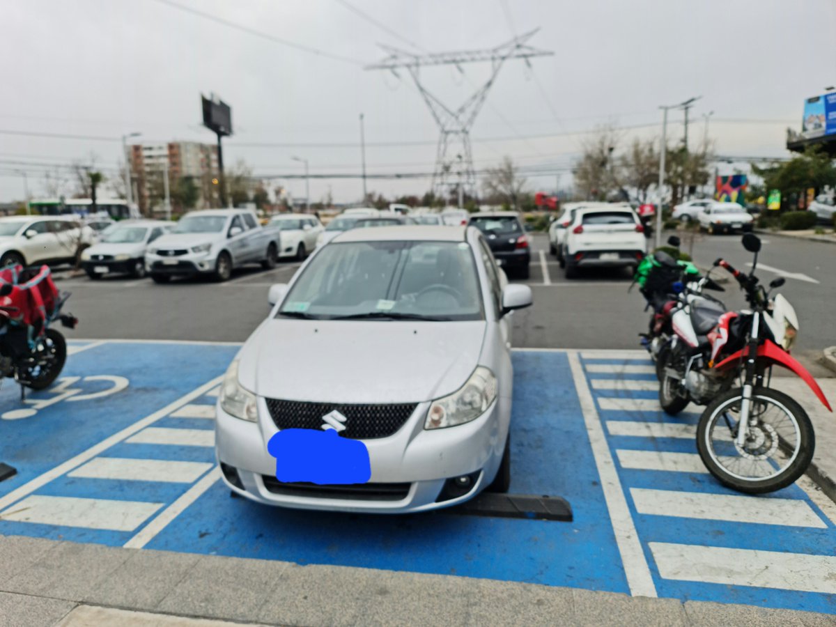 jlfresnoo's tweet photo. Tengo una duda,
Considerando que el auto tenia su credencial, que derecho tienen los deliveris a estacionarse al lado asi?
Que derecho tienen a decir los deloveris, nosotros sabemos que no necesita mas espacio y sabemos cuando vienen en silla de ruedas? https://t.co/aOHRb8qACO