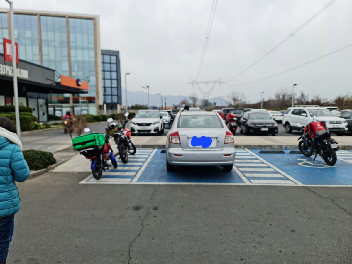 jlfresnoo's tweet photo. Tengo una duda,
Considerando que el auto tenia su credencial, que derecho tienen los deliveris a estacionarse al lado asi?
Que derecho tienen a decir los deloveris, nosotros sabemos que no necesita mas espacio y sabemos cuando vienen en silla de ruedas? https://t.co/aOHRb8qACO