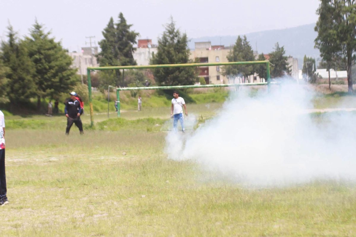 ViaLover07's tweet photo. @pedroferriz3 @adnnoticiasmx @monicagarzag @MLopezSanMartin @latinus_us 
Esto ocurre en Tlaxcala en el municipio de Chiautempan. Las autoridades hacen el uso de la fuerza agreden y amenazan a pobladores. #fyi #tlaxcala #justicia #LibertadDePrensa https://t.co/yTM1KCaljg