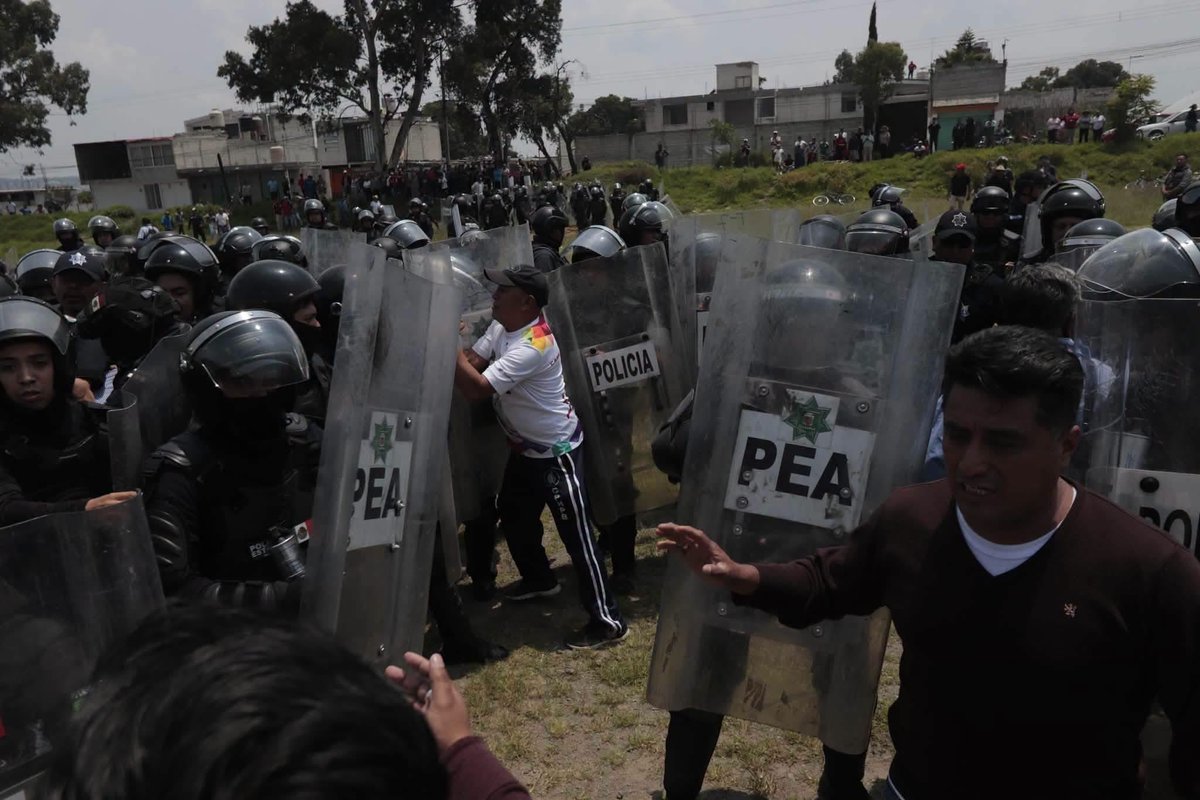 ViaLover07's tweet photo. @pedroferriz3 @adnnoticiasmx @monicagarzag @MLopezSanMartin @latinus_us 
Esto ocurre en Tlaxcala en el municipio de Chiautempan. Las autoridades hacen el uso de la fuerza agreden y amenazan a pobladores. #fyi #tlaxcala #justicia #LibertadDePrensa https://t.co/yTM1KCaljg