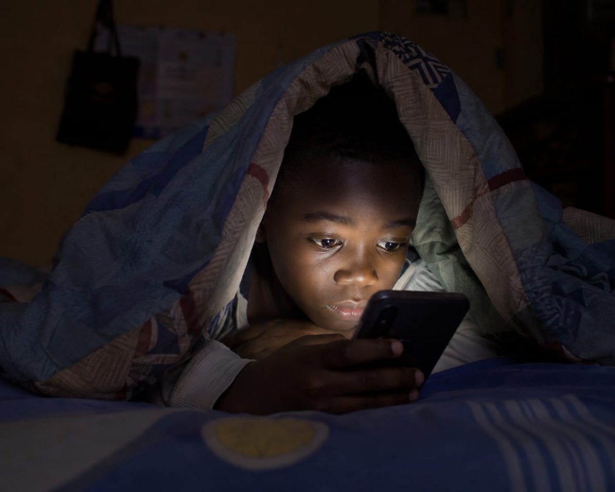 g_diets_'s tweet photo. Parents think height is genetics alone.
But a child’s bedtime is one of the most powerful determinants of growth.

Blue light from screens shuts down melatonin, the hormone that signals the body to sleep deeply.

And deep sleep is when growth hormone is released.

When melatonin dies, growth hormone never rises.

The body cannot grow in half-sleep, in overstimulation, or in neurological confusion caused by late-night cartoons and glowing tablets.

This is why many children today are shorter than their potential. 
Their hormones never get darkness, silence, or rest.

Screens are stealing inches from them.

If you want a tall child, protect their night (bedtime).

The body grows when the world goes dark.

Don't forget to reach out for a well-structured meal plan. Share and tag your friends.