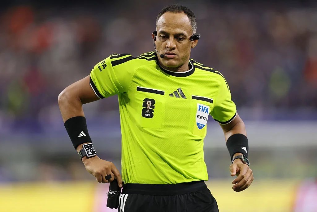 paupecf's tweet photo. 💣🚨 | BONITO GESTO DE LA FIFA

👨‍🦯 Tras ser designado por la FIFA para arbitrar el Brasil - Noruega, Ismail Elfath se convierte en el primer árbitro invidente en dirigir unos octavos de final de un Mundial https://t.co/28uOUJ4k8d